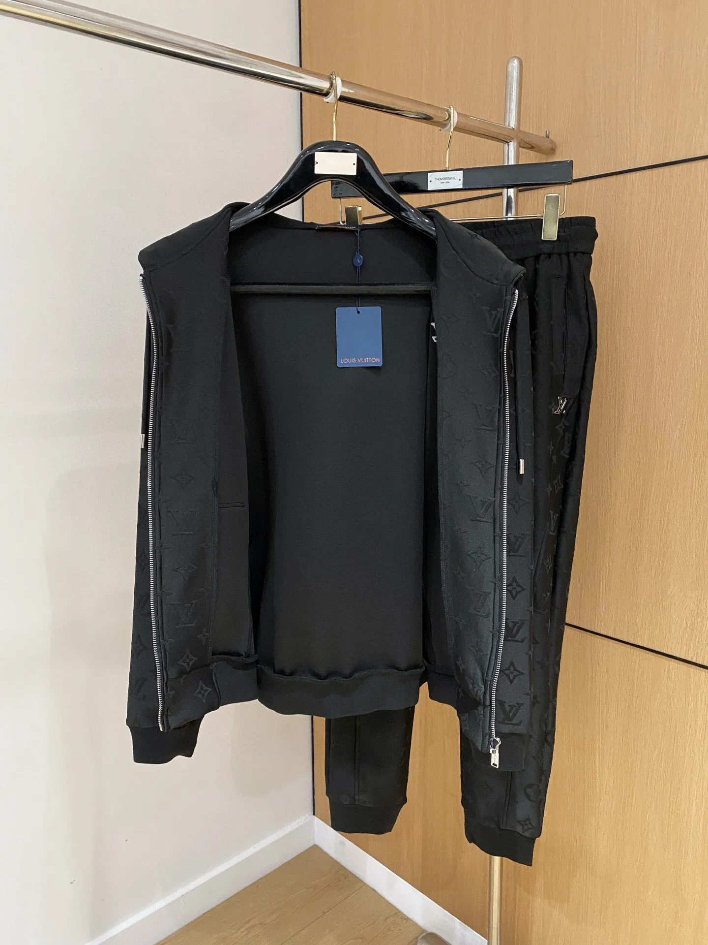 🅿️720 [LV Louis Vuitton] hot-selling suit is coming. Focus on the original version of the official website. 2025 new hot-selling cardigan and sweatshirt suit. The original order is the best. 🇭🇰The meticulous work of top designers. It has a fitting and perfect upper body effect. All-natural high-quality Tencel Roman cotton 100%, close-fitting comfort, noble and elegant! Original hardware embodies elegance and nobility! Counter size: M-3XL (maximum wear up to 190 pounds)